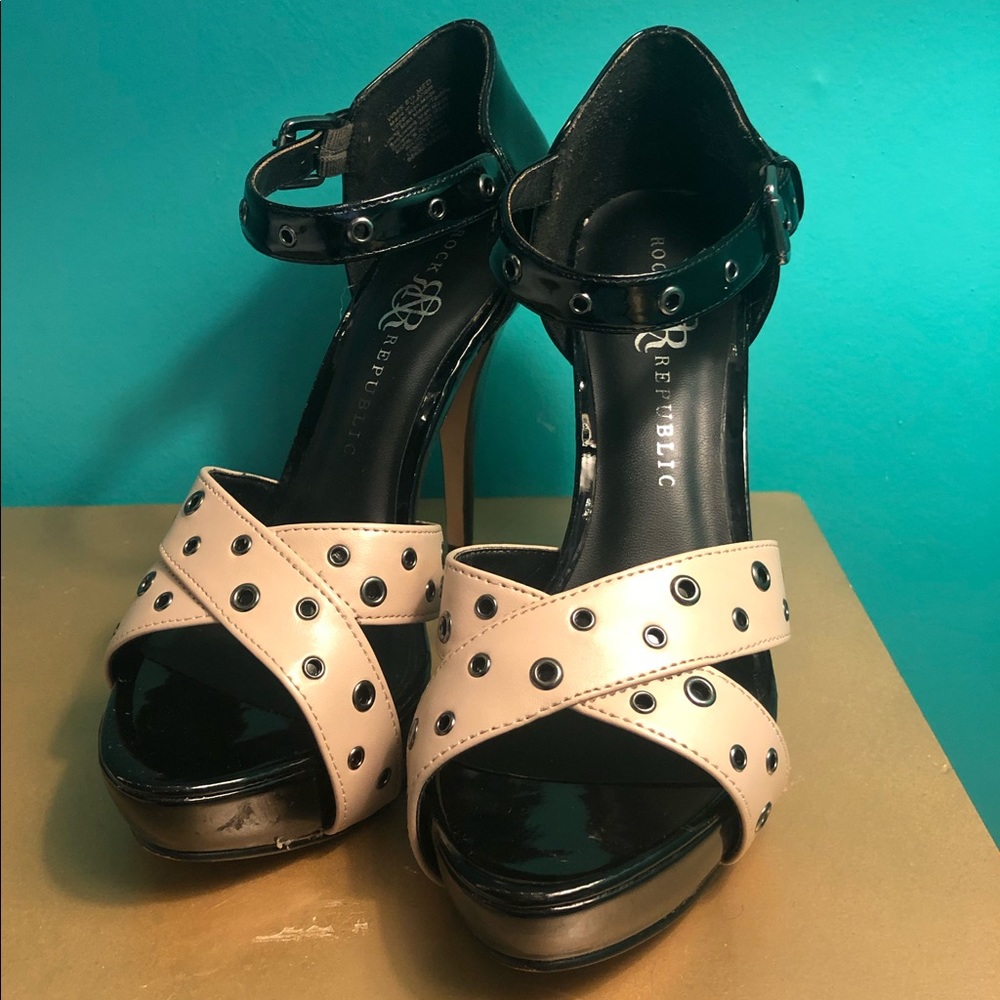 Rock & Republic Holttan pumps